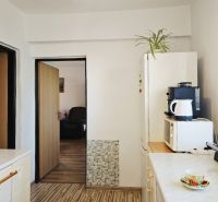 Küche in einem Einfamilienhaus mit Holzboden und Geräten.
