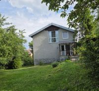 Ein Einfamilienhaus in Nižná Hutka, umgeben von Grün und Bäumen.