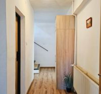 Flur mit Holzboden in einem Einfamilienhaus.