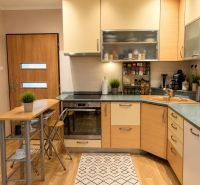 Küche in einem Einfamilienhaus mit Holzboden und kompakter Ausstattung.