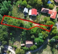 Luftaufnahme eines Grundstücks in den Gärten von Kolačna, umgeben von Grünflächen und Immobilien.