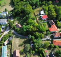 Ein Luftbild der malerischen Gärten in Kolačno mit verstreuten Häusern und Grünflächen.