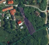 Luftaufnahme von Parzellen und Gärten in Kolačno mit markierten Gebäuden.