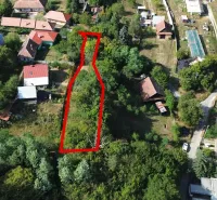 Luftaufnahme der Gärten in Kolačno, umgeben von Häusern und Grünflächen.