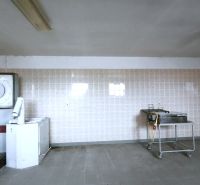Produktionsräume mit Fliesen und Maschinenausstattung für verschiedene Zwecke.