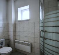 Badezimmer mit Toilette und Duschkabine in den Produktionsräumen.