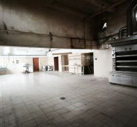 Produktionsräume mit Fliesen, Ausstattung und Maschinen, die sich zum Backen eignen.