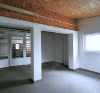 Produktionsräume mit weißen Wänden und einem Fenster, Boden mit Holzdekor.