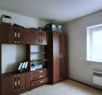 Heller Büroraum mit Möbeln und Boden in Holzoptik.