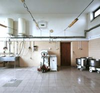 Produktionsräume mit Waschbecken, Zubehör, Wandkesseln und einem Hubwagen.