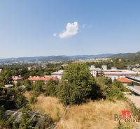 Blick auf das Einfamilienhaus in Banská Bystrica in der Komenského-Straße und die umliegenden Hügel.