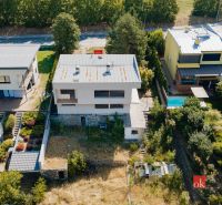 Ein Einfamilienhaus in der Komenského-Straße in Banská Bystrica mit einem weitläufigen Garten und einer Terrasse.