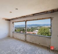 Blick aus einem unfertigen Zimmer in einem Einfamilienhaus mit Aussicht auf Banská Bystrica.