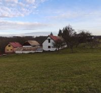 Ein Einfamilienhaus in Dolná Strehová in der Prieloh-Straße, umgeben von einer grünen Landschaft und Bäumen.