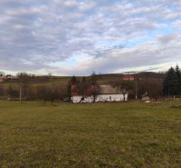 Ein ländliches Einfamilienhaus in der Straße Prieloh in Dolná Strehová, umgeben von Wiesen und Bäumen.