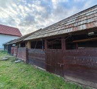 Das Einfamilienhaus in der Prieloh-Straße in Dolná Strehová hat einen hölzernen Anbau und einen grasbewachsenen Hof.