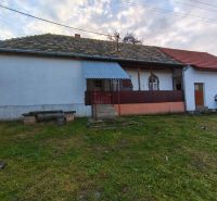 Einfamilienhaus in der Prieloh-Straße in Dolná Strehová mit älterer Dacheindeckung.