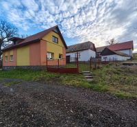Einfamilienhaus in der Prieloh-Straße in Dolná Strehová mit angrenzenden Gebäuden.
