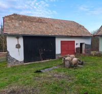 Im Hof eines Einfamilienhauses in der Prieloh-Straße in Dolná Strehová stehen Schafe vor dem Wirtschaftsgebäude.