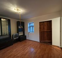 Wohnzimmer mit dunkler Wohnwand und Holzboden in einem Einfamilienhaus.