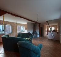Wohnzimmer in einem Einfamilienhaus mit Kamin und Holzboden.