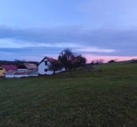 Ein Einfamilienhaus auf Prieloh in Dolná Strehová, umgeben von Natur bei Einbruch der Dämmerung.