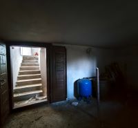 Gartenschuppen im Einfamilienhaus mit Betontreppen und einem blauen Behälter.