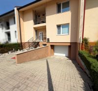 Einfamilienhaus in der Straße Vajka nad Žitavou in Lúčnica nad Žitavou mit Terrasse und Garage.