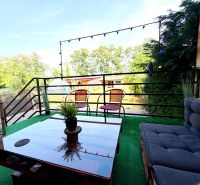 Die Terrasse des Einfamilienhauses in Lúčnica nad Žitavou in Vajka nad Žitavou mit bequemer Sitzgelegenheit.
