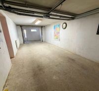Garáge in einem Einfamilienhaus mit einer Karte und einer Uhr an der Wand.
