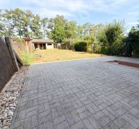 Der Hof des Einfamilienhauses in der Straße Vajka nad Žitavou in der Stadt Lúčnica nad Žitavou mit Rasen.