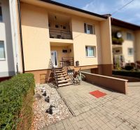 Einfamilienhaus in der Straße Vajka nad Žitavou in Lúčnica nad Žitavou mit Vorgarten und Fahrrad.
