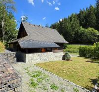 Eine Hütte in Jarabá, umgeben von grünen Wäldern und Steinen am Hang.