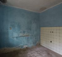 Blaues Zimmer mit weißer Kachelwand in einem Einfamilienhaus.
