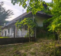 Ein Einfamilienhaus in Čelovce, umgeben von Grün und einem Metallzaun.