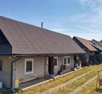 Ein Einfamilienhaus in Žabokreky mit großem Garten und traditionellem Dach.