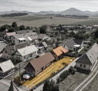 Luftaufnahme von Einfamilienhäusern in Žabokreky, umgeben von Feldern und Bergen.