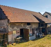 Ein Einfamilienhaus in Žabokreky mit einem ungepflegten Garten und einem Wirtschaftsgebäude auf dem Grundstück.