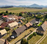Žabokreky: Panorama von Einfamilienhäusern mit ländlichem Charakter und Hügeln im Hintergrund.