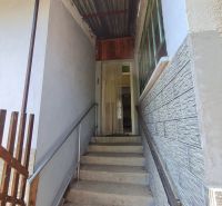 Treppen, die zum Eingang des Einfamilienhauses in Dolné Otrokovce führen, überdacht.