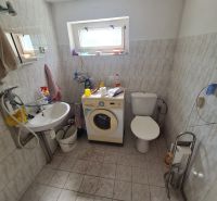 Kúpeľňa v rodinnom dome s práčkou, umývadlom a toaletou, dostupné príslušenstvo.

Badezimmer in einem Einfamilienhaus mit Waschmaschine, Waschbecken und Toilette, verfügbares Zubehör.