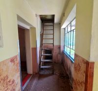 Úzka chodba s rebríkom na povalu v rodinnom dome.  
Schmaler Flur mit einer Leiter zum Dachboden in einem Einfamilienhaus.