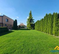 Der Garten mit Rasen in Dolný Štál ist ideal für Grundstücke - Wohnen.