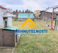 Der Hof des Einfamilienhauses in Veľký Meder mit einem Außenkamin und einem Pavillon auf dem Rasen.
