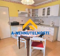 Küche in einem Einfamilienhaus mit weißen Schränken und Esstisch.