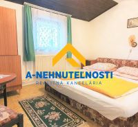 Schlafzimmer in einem Einfamilienhaus mit Teppich, Bett und Holztisch.