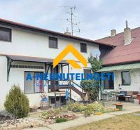 Einfamilienhaus in Veľký Meder mit Terrasse und Garten, geeignet zum Wohnen.