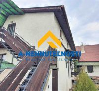 Einfamilienhaus in Veľký Meder mit Außentreppe und Holzgeländer.