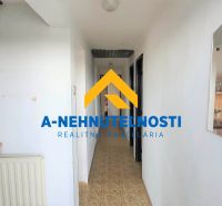Der Flur in einem Einfamilienhaus mit einem Heizkörper und einem Spiegel an der Wand.
