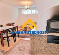 Innenraum eines Einfamilienhauses mit Esstisch, Boden mit Holzdekor, Kamin.